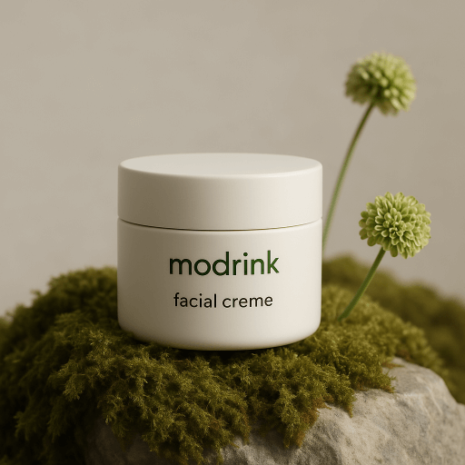Un frasco de crema facial con las palabras "modarnik facial creme" impresas en verde está colocado sobre musgo y rocas contra un fondo de color gris claro y beige. La foto del producto fue tomada con iluminación de estudio y alta resolución para crear un enfoque suave y sombras suaves. La composición utiliza una paleta de colores neutros e incorpora formas orgánicas naturales y tonos terrosos como el verde y flores verdes.